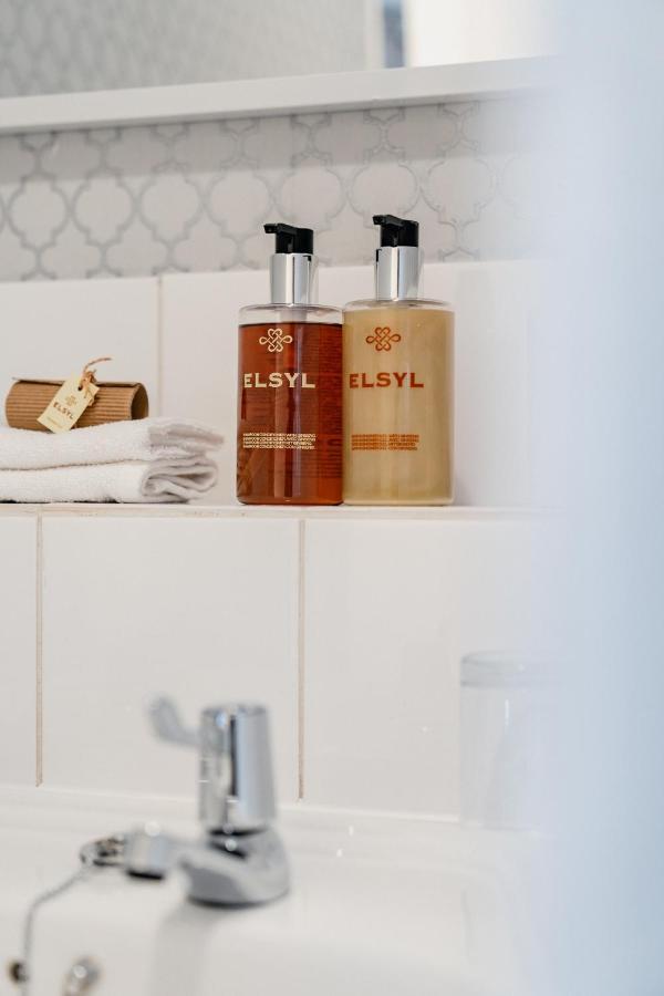リントン Lee House Bed & Breakfast エクステリア 写真